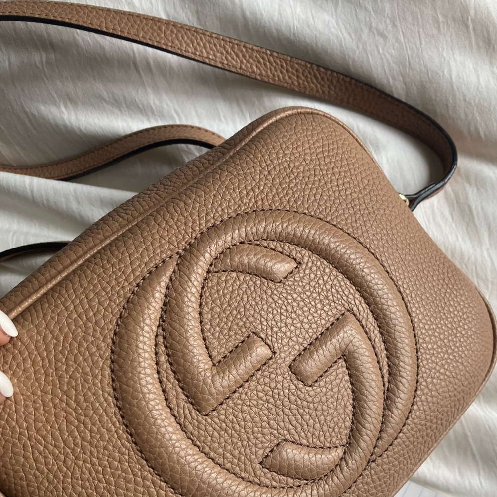 ✨HOST PICK✨GUCCI Soho disco camera bag in rose beige with strap bag 1️⃣4️⃣8️⃣0️⃣ - Picture 3 of 17